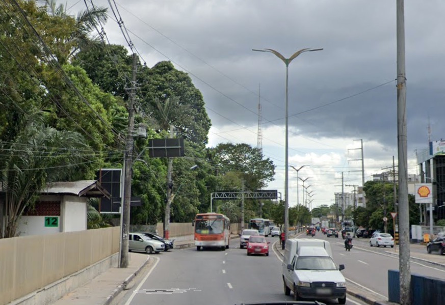 Tubulação rompe e avenida precisa ser interditada em Manaus