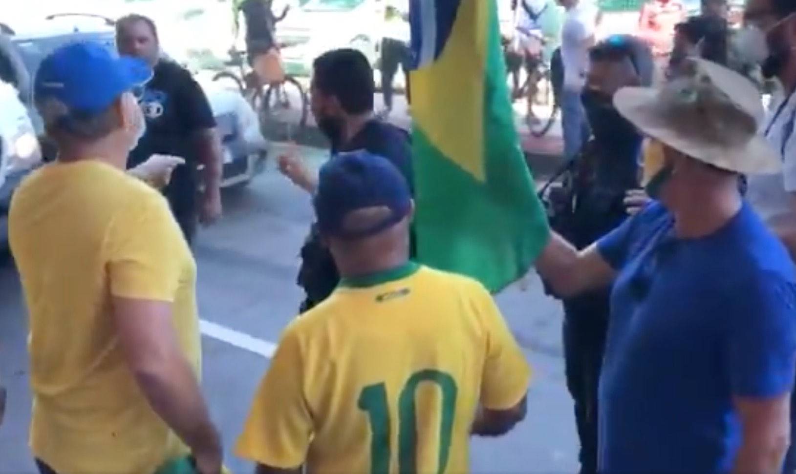 Chegada de Bolsonaro no Espírito Santo é marcada por aglomeração e agressões