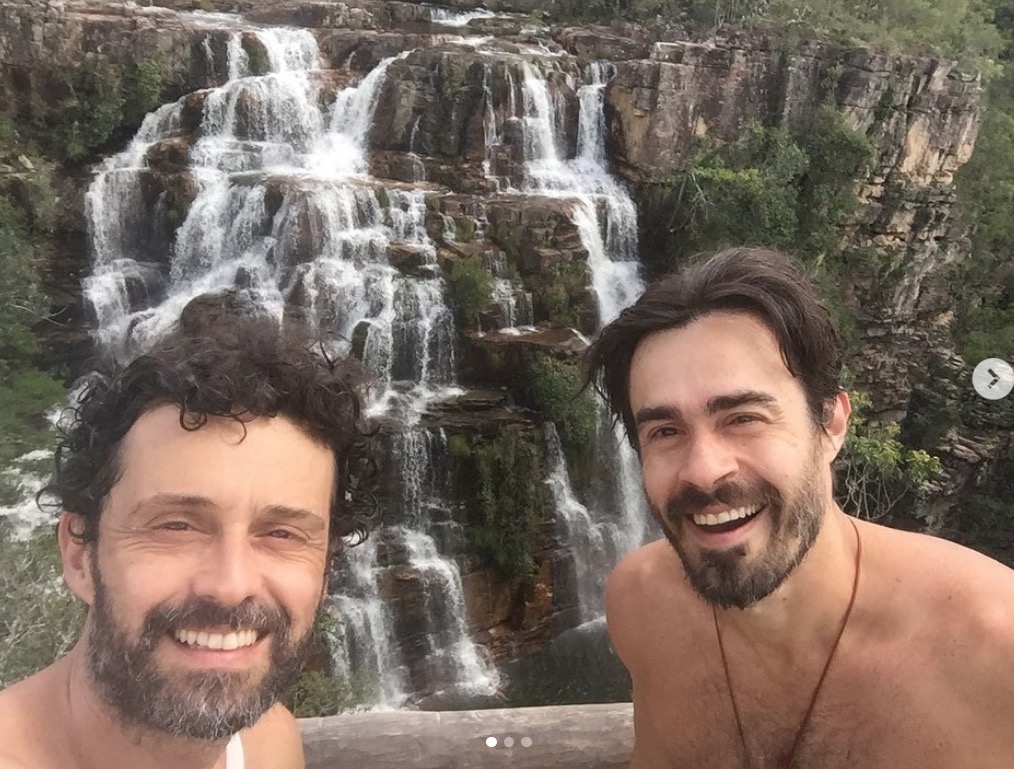 Ator de Império, Erom Cordeiro posa com namorado e troca declarações 