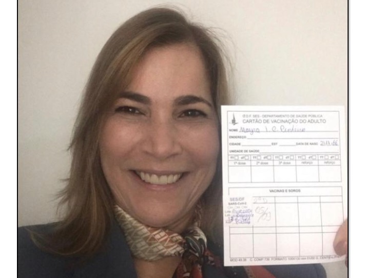 'Capitã Cloroquina' é duramente criticada após tomar vacina contra covid