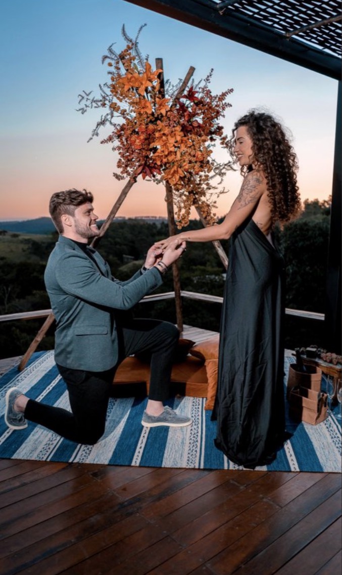 Ex-bbb Breno Simões pede Paula Amorim em casamento; veja vídeo