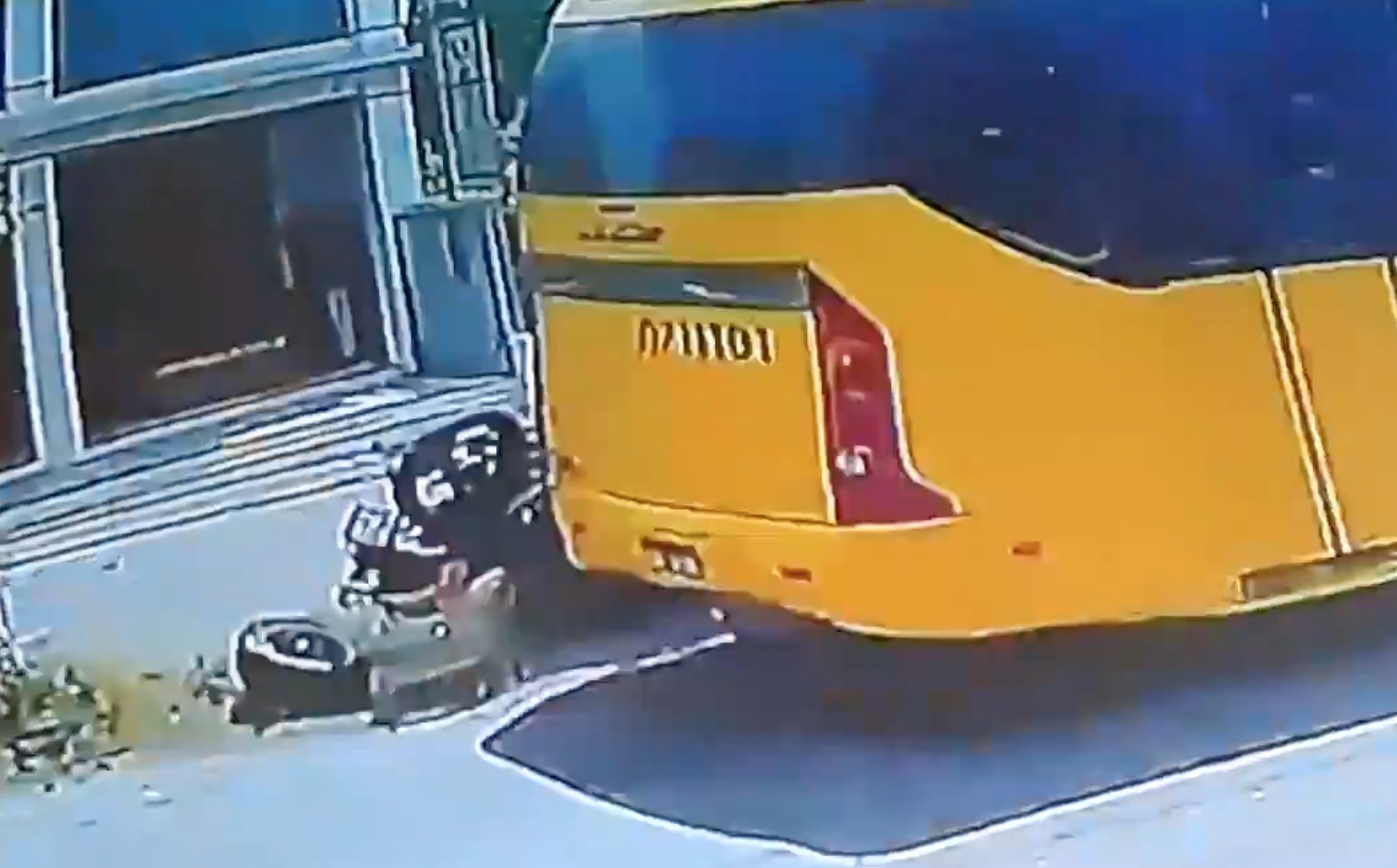 Vídeo mostra momento em que mototaxista é atingido por ônibus em Manaus