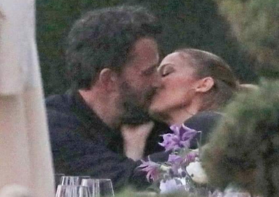 Assumidos, Jennifer Lopez e Ben Affleck são flagrados aos beijos; vídeo
