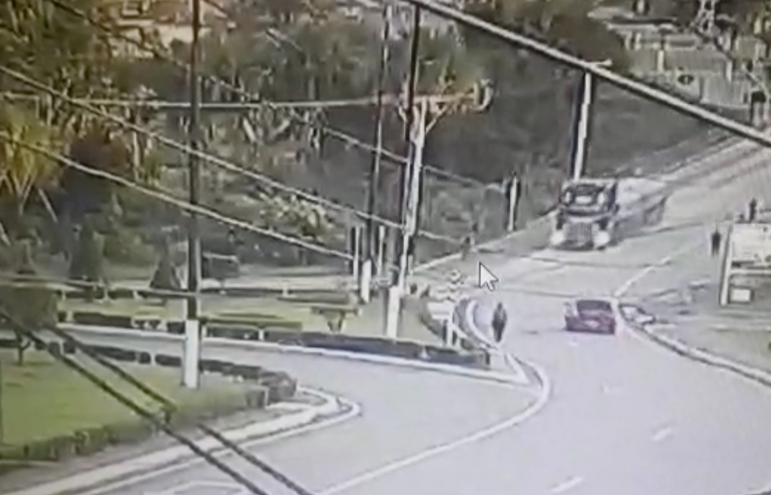 Ciclista é atropelada por carreta e quase morre esmagada no Amazonas; vídeo