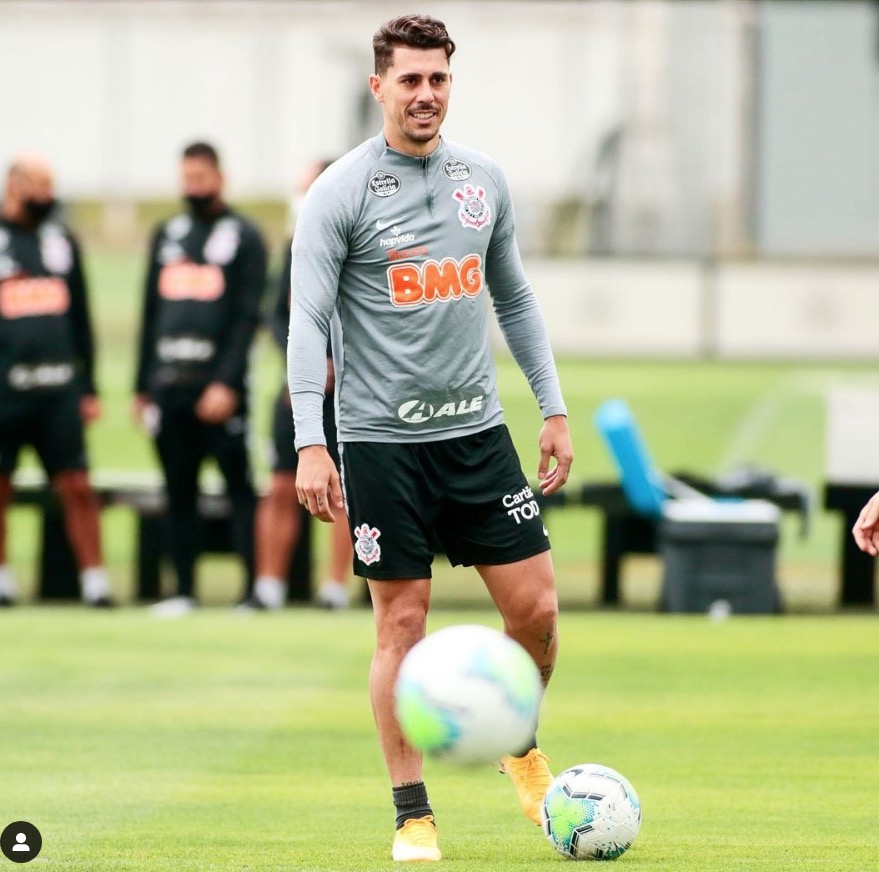 Jogador do Corinthians, Danilo Avelar admite ato racista em jogo