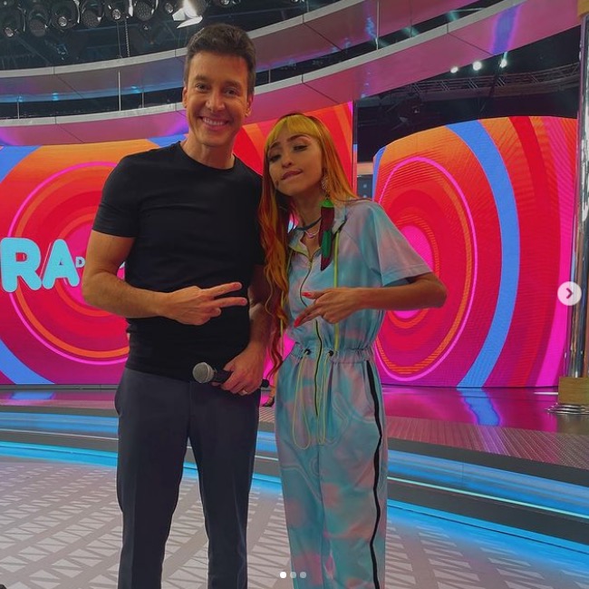 Rodrigo Faro dança com influencer de Manaus, Ruivinha de Marte