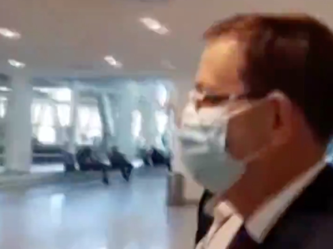 Carlos Wizard chega ao Brasil e entrega passaporte à PF