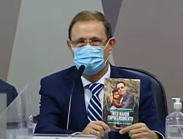 'Não vai vender livro aqui', diz Omar Aziz ao barrar propaganda de Wizard