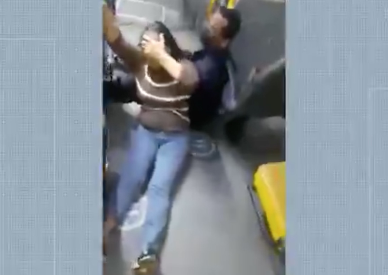 Diarista é pisoteada ao entrar em ônibus e aguarda 50 minutos por atendimento