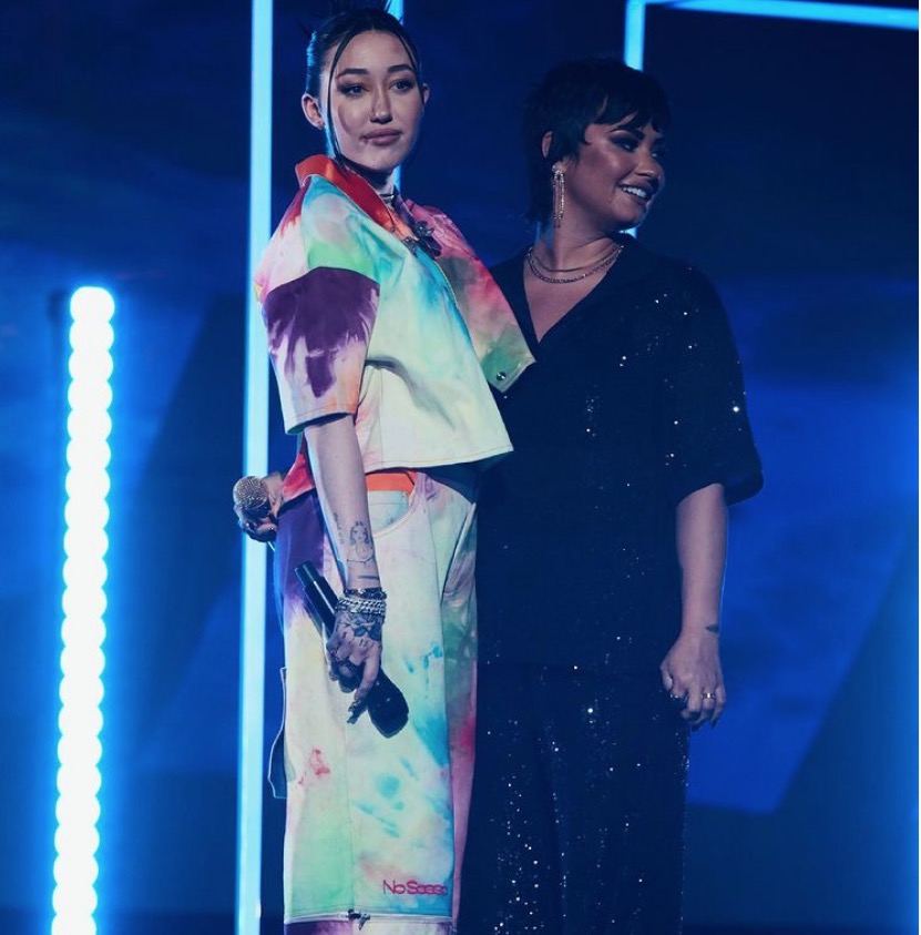 Demi Lovato e irmã de Miley Cyrus surgem de mãos dadas em meio a boatos de romance