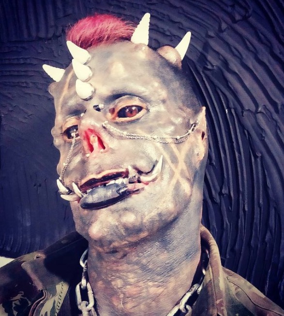 'Diabão' brasileiro remove dedo para que mão se pareça com garras