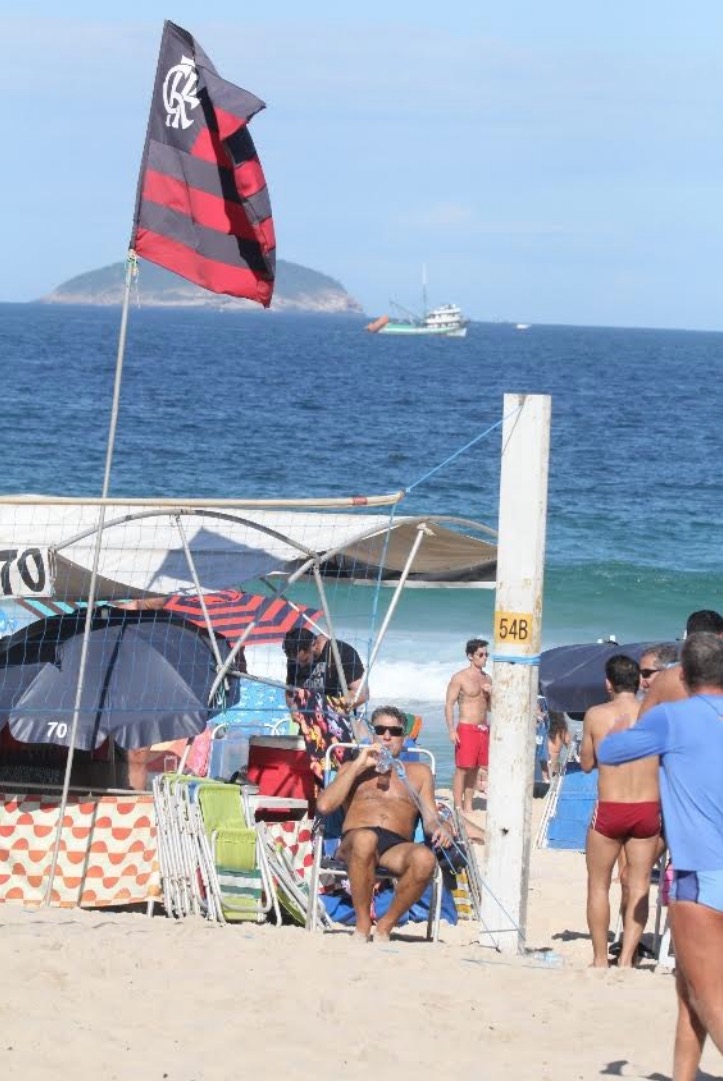 Renato Gaúcho surge ao lado da bandeira do Flamengo em meio a boato de contratação
