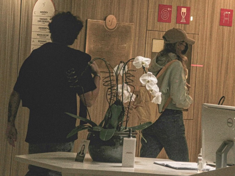 Sasha Meneghel e o marido fazem visita a Luciano Szafir em hospital 