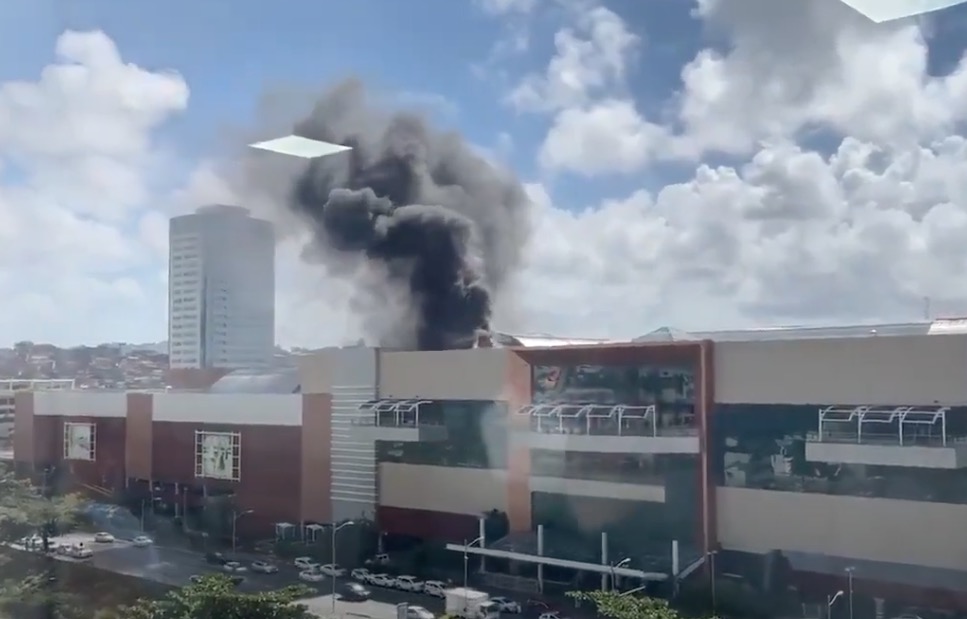 Fogo destrói restaurante de shopping e causa pânico entre os clientes; vídeo
