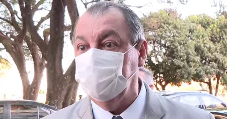 Aziz rebate post de Bolsonaro e insinua que foi escrito por um dos filhos: 'moleque'