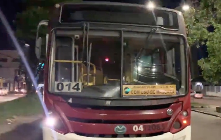 Passageiro é esfaqueado durante assalto a ônibus da linha 014 em Manaus 