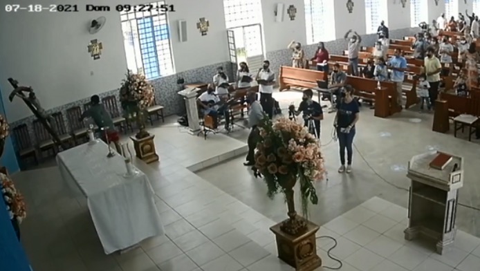 Homem surta e quebra imagem de Jesus Cristo durante missa; Vídeo 