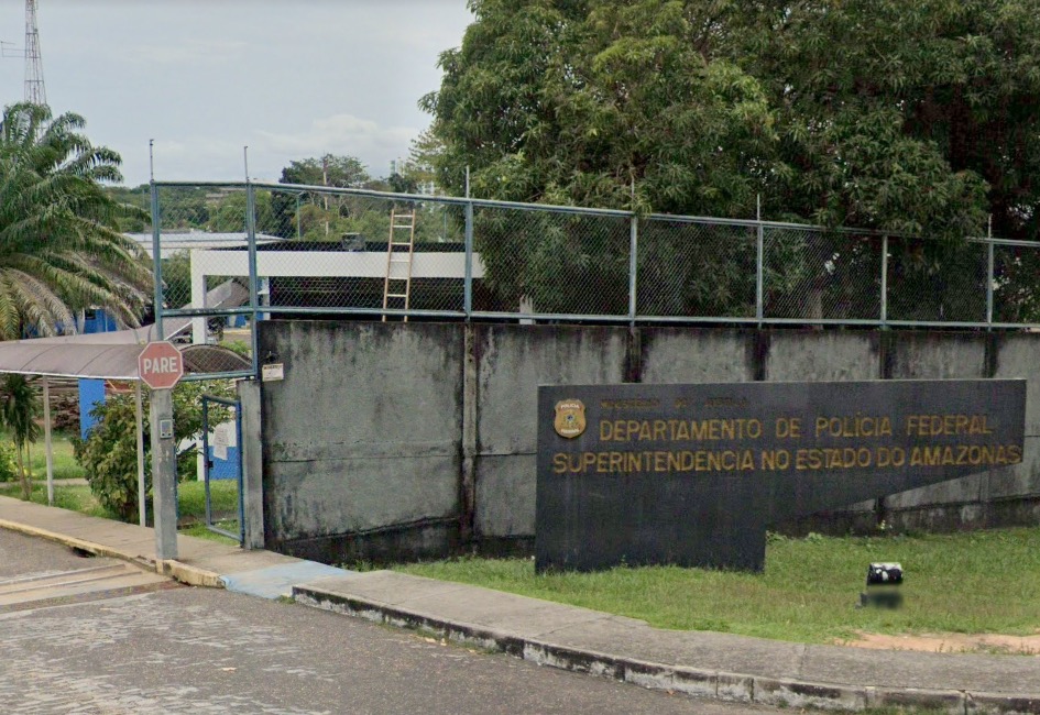 Porteiro é preso por cobrar dinheiro para ajudar estrangeiros na sede da PF em Manaus