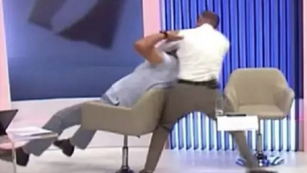 Vídeo: Ao vivo, políticos trocam socos durante debate e um fica inconsciente