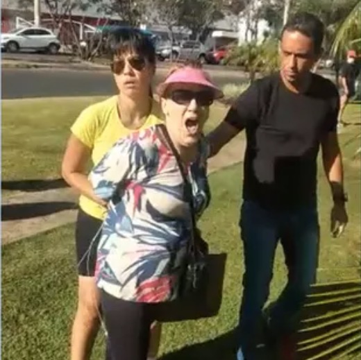 Mulher chama pai e filho de 'negrada do inferno' e chuta policial ao ser presa; Vídeo 