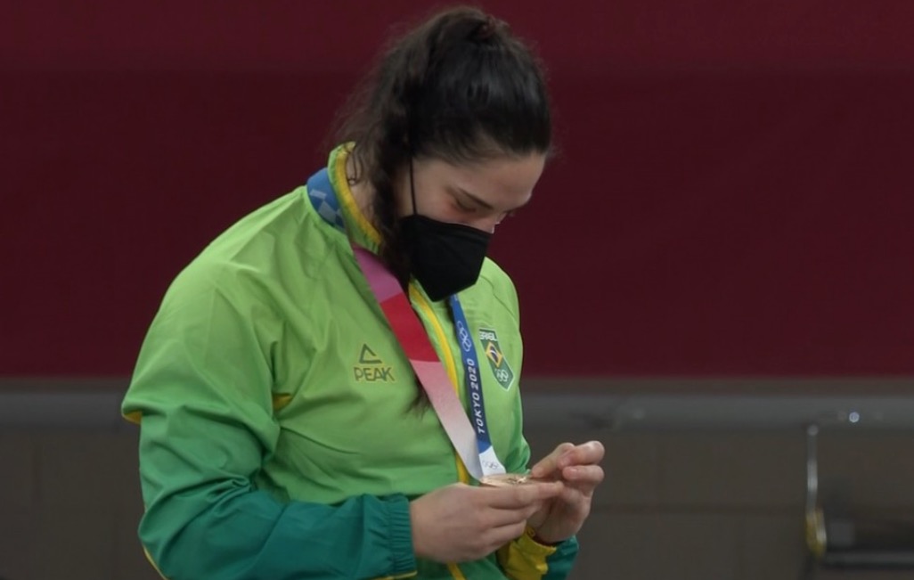 Cléber Machado comete gafe e ‘envelhece’ judoca Mayra Aguiar