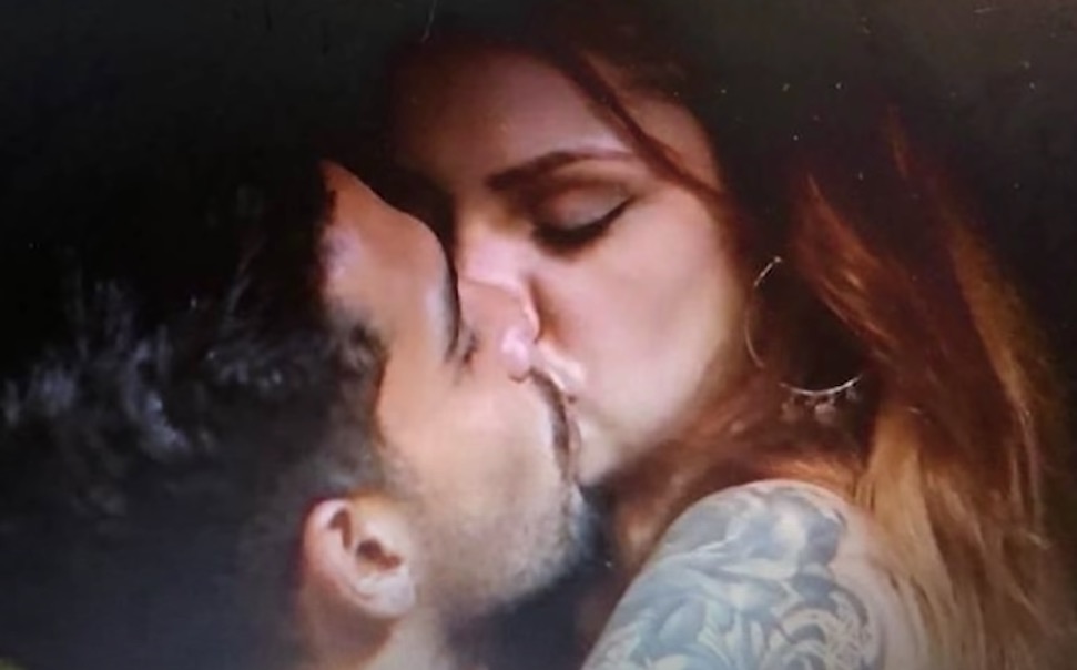 Casal transa 5 vezes no reality ‘Brincando com Fogo’ e leva multa de R$ 200 mil