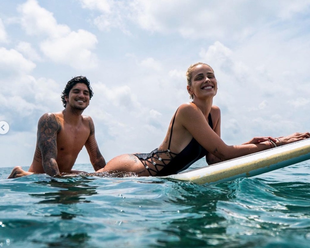 Gabriel Medina e Yasmin Brunet rebatem Letícia Bufoni e viram piada na web