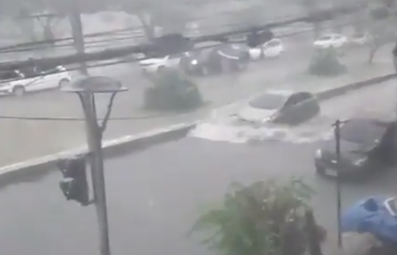 Após forte chuva, ruas do Centro ficam alagadas e destroem carros em Manaus; vídeo