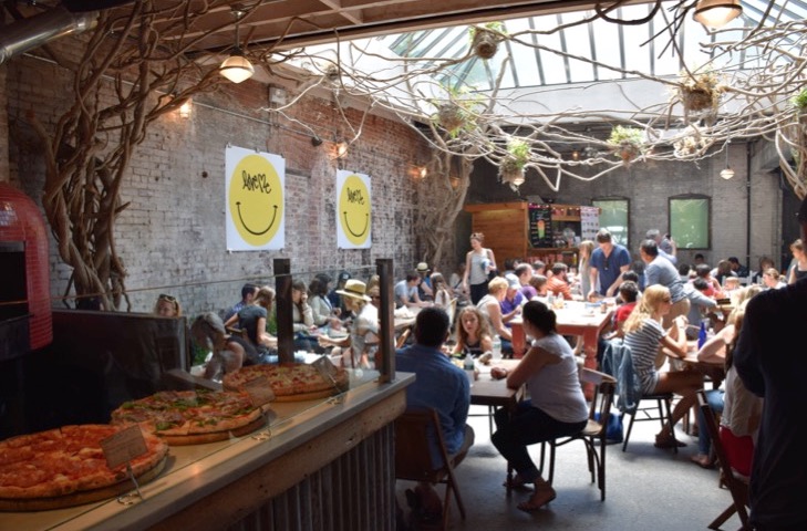 Nova York vai exigir cartão de vacinação para entrada em teatros, cinemas e restaurantes