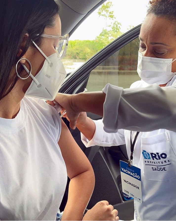 Juliette toma vacina contra covid: ‘viver no Brasil é resistir ao negacionismo'