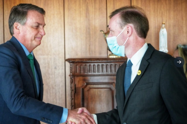 Sem máscara, Bolsonaro se reúne com conselheiro de Segurança Nacional dos EUA