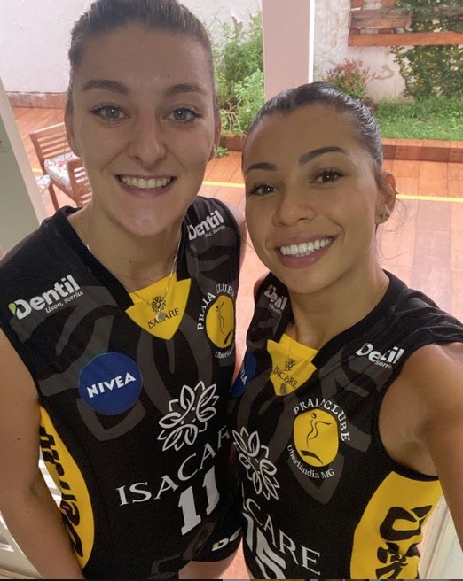 Ana Carolina, do vôlei, namora jogadora colega de clube 