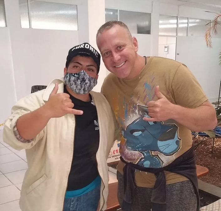 Foto mostra Sérgio Hondjakoff em delegacia após ser resgatado de cárcere 