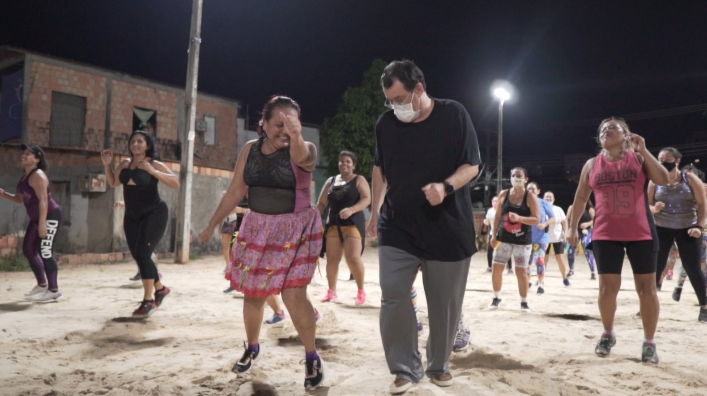 Braga dança zumba e anuncia emendas para construção de área de lazer em Manaus
