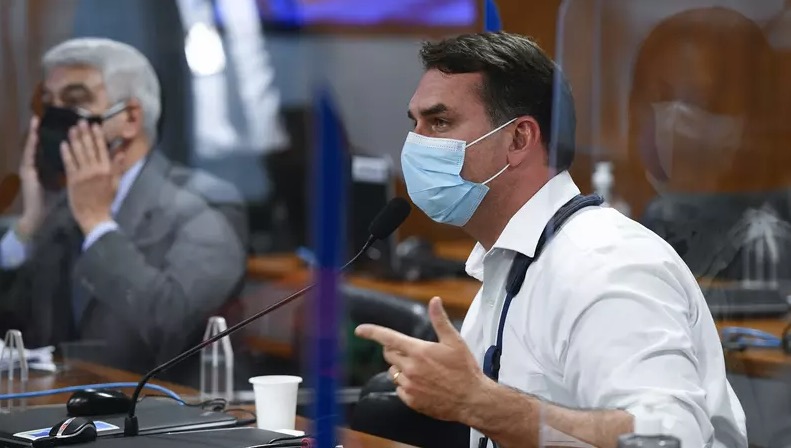 Suplente na CPI, Flávio Bolsonaro pede acesso a documentos sigilosos
