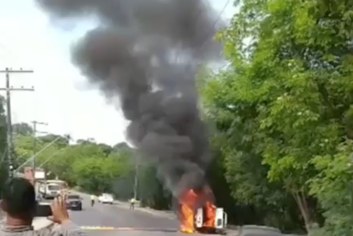 Carro pega fogo e fica destruído em avenida de Manaus; vídeo