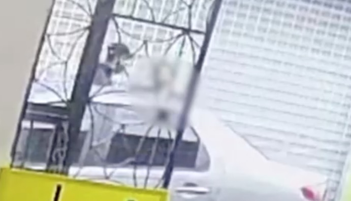 Vídeo: Mulher tem arma apontada para a cabeça durante assalto em Manaus 