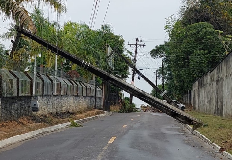 Postes são derrubados após acidente e parte da Zona Norte fica sem energia em Manaus
