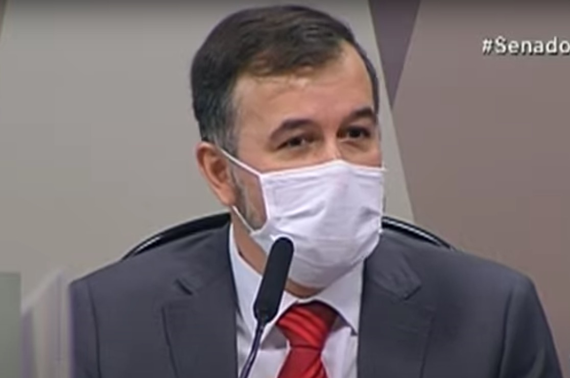 Auditor diz que relatório foi alterado e só enviou ao pai, amigo de Bolsonaro