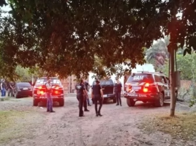 Idosa de 77 anos é presa com familiares por suspeita de estupro contra menores