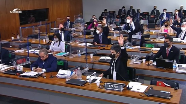 Na CPI, senador vota contra próprio requerimento e é corrigido por assessor