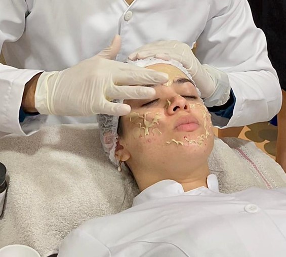 Receitas caseiras para esfoliar a pele devem ser usadas com cautela, alerta especialista