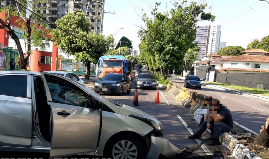 Homem fica ferido após colidir carro contra árvore em avenida de Manaus