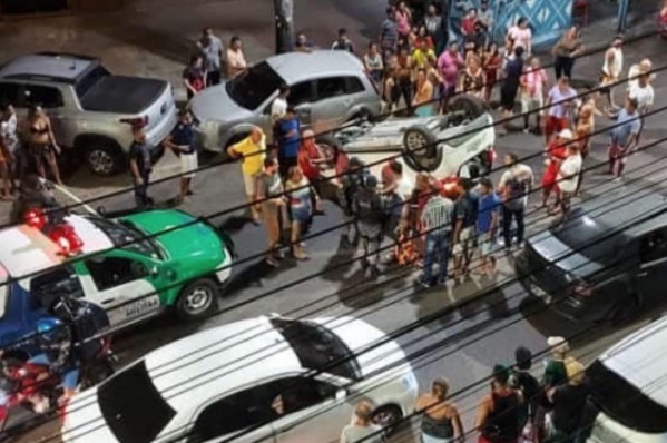 Vídeo mostra capotamento de carro em avenida de Manaus 