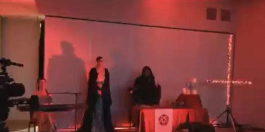 Ritual satânico é transmitido ao vivo na TV