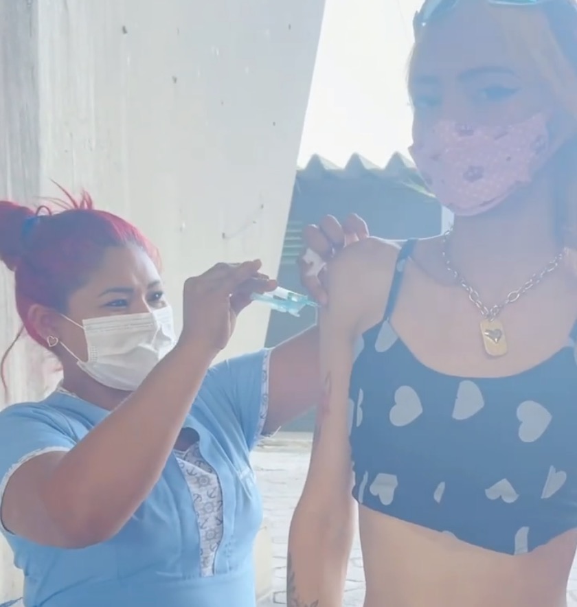 Ruivinha de Marte é vacinada em Manaus com dancinha e faz desafio