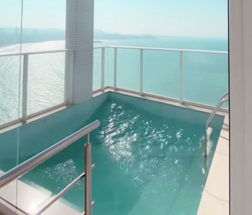 Vento provoca ondas em piscina de triplex de R$ 17 milhões; vídeo impressionante