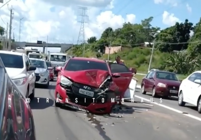 Acidente deixa motorista ferido em avenida de Manaus
