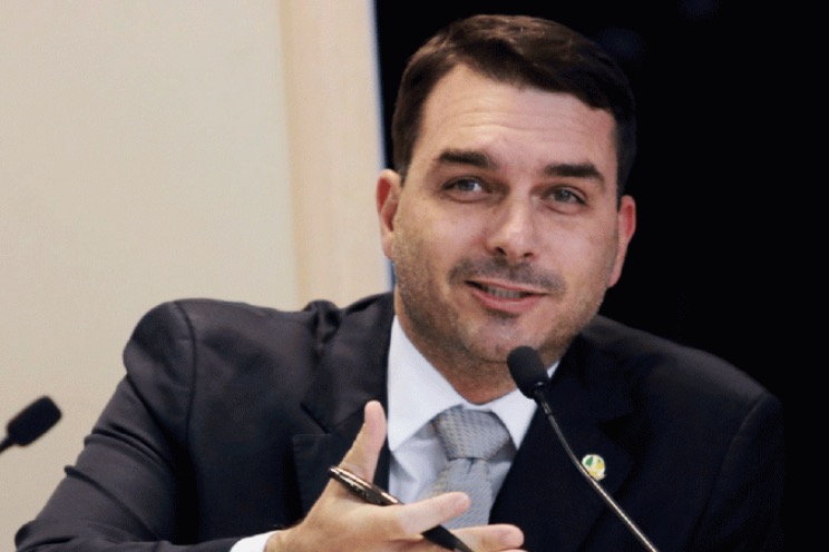 Flávio Bolsonaro participou de negociação de vacina contra Covid, diz revista