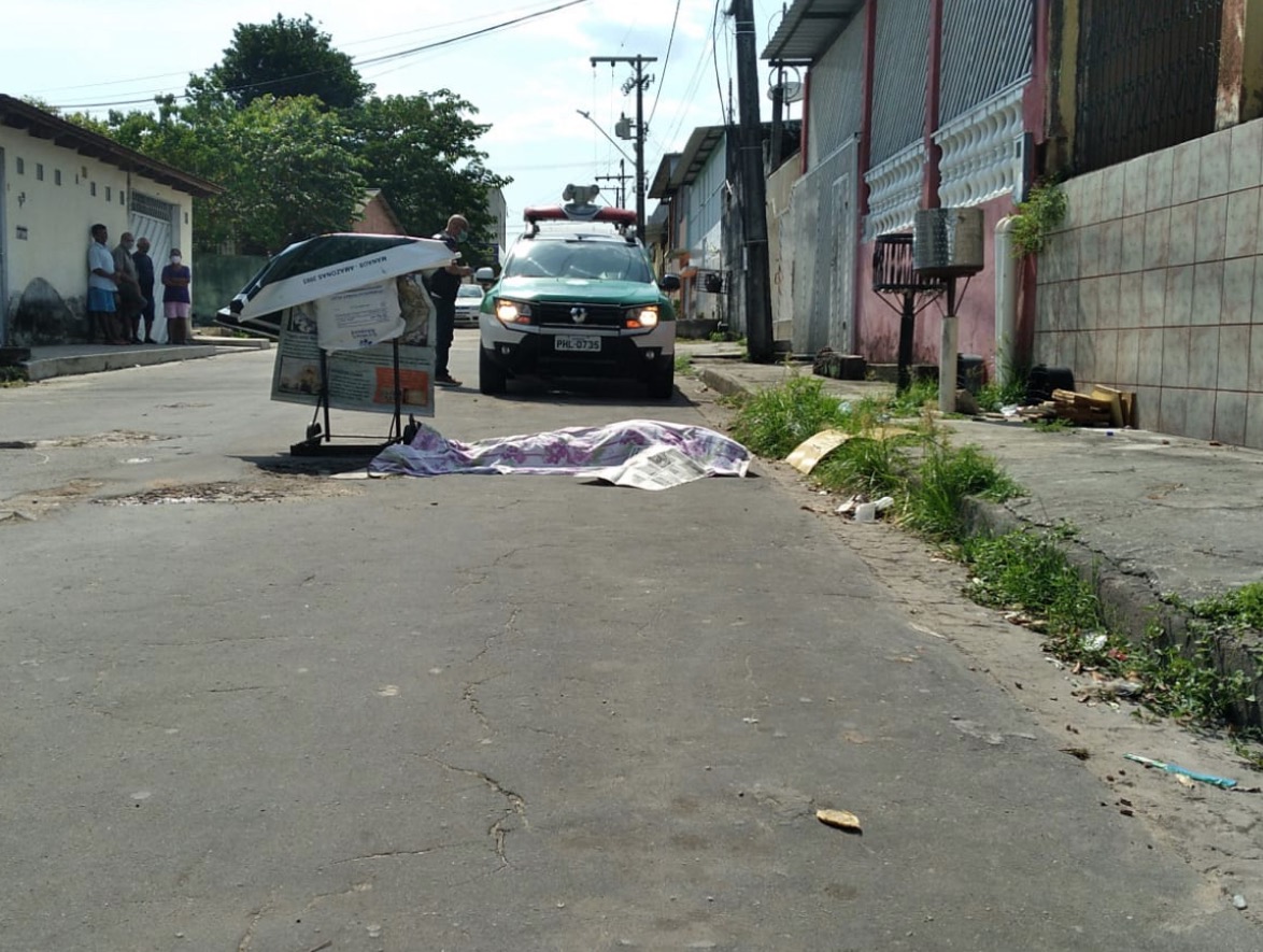 Vizinhos abrem porta e encontram homem morto em rua de Manaus